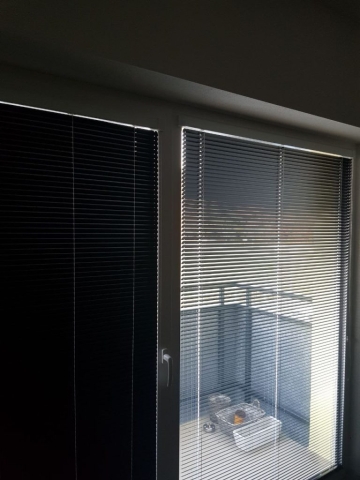Horizontálne žalúzie čierne polozastreté