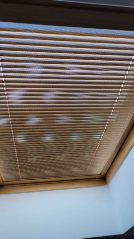 Horizontálne žalúzie dierkované na strešné okno